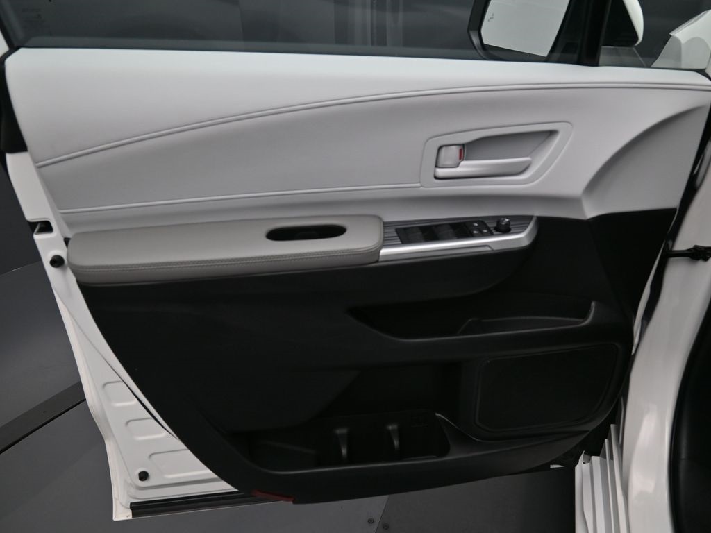 Vehicle image 11 of 33