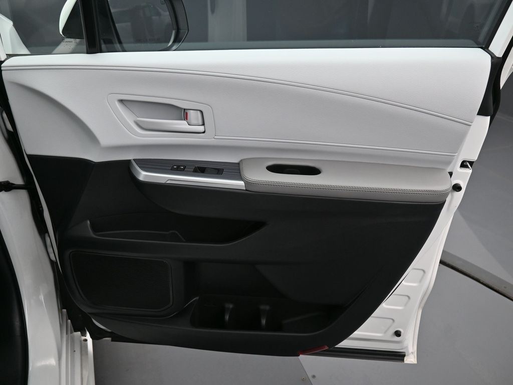 Vehicle image 31 of 33