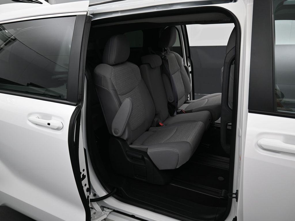 Vehicle image 29 of 33