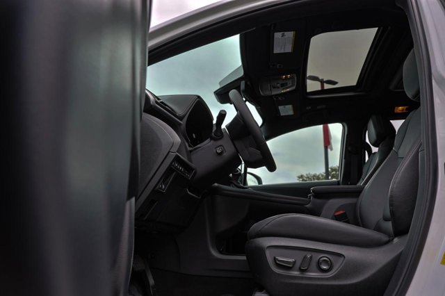 Vehicle image 28 of 60