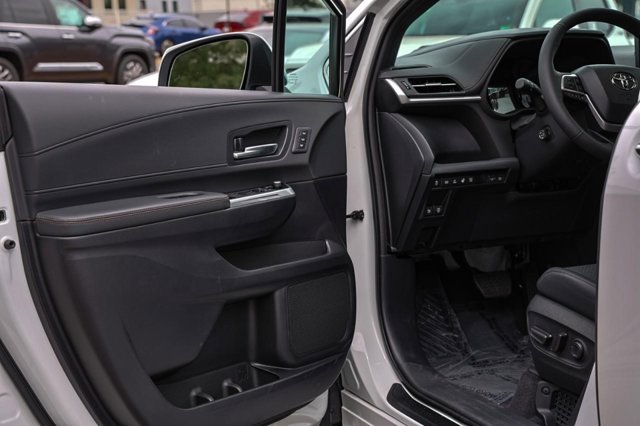 Vehicle image 26 of 60