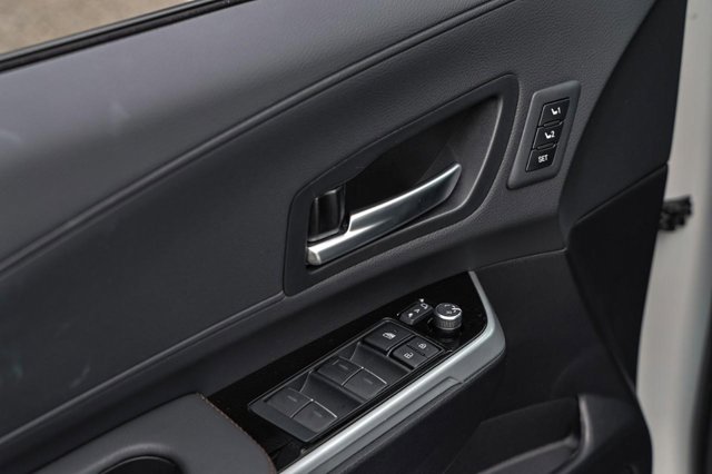 Vehicle image 27 of 60
