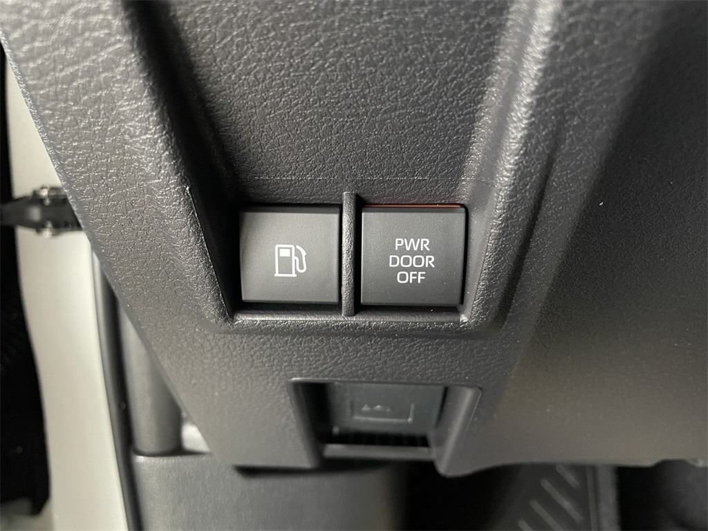 Vehicle image 35 of 39