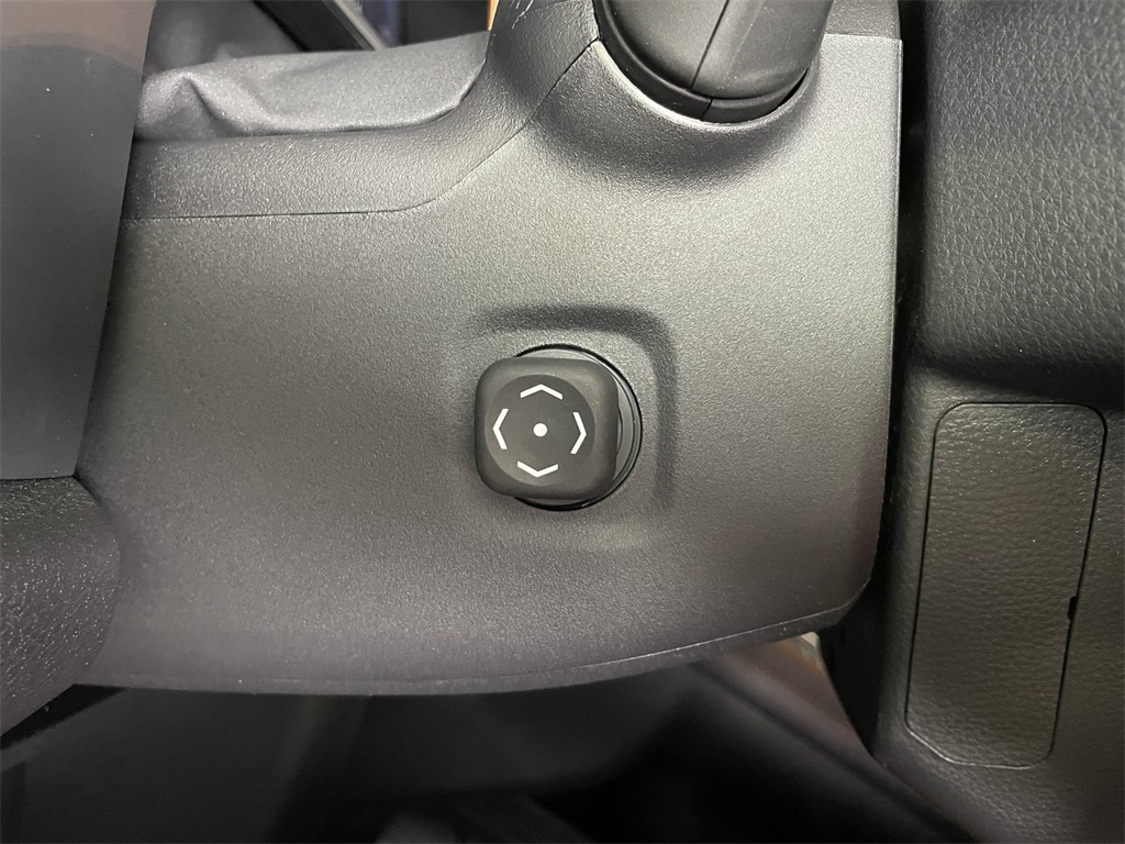 Vehicle image 33 of 39