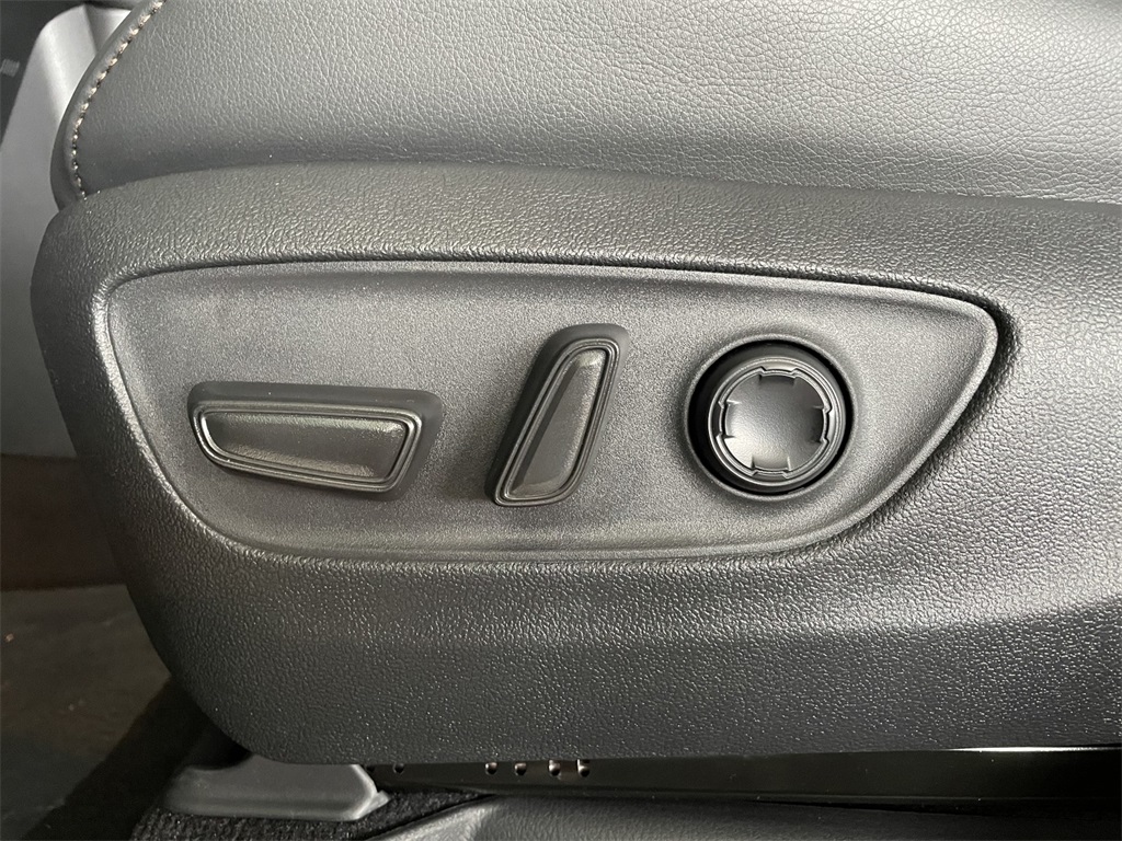 Vehicle image 38 of 39