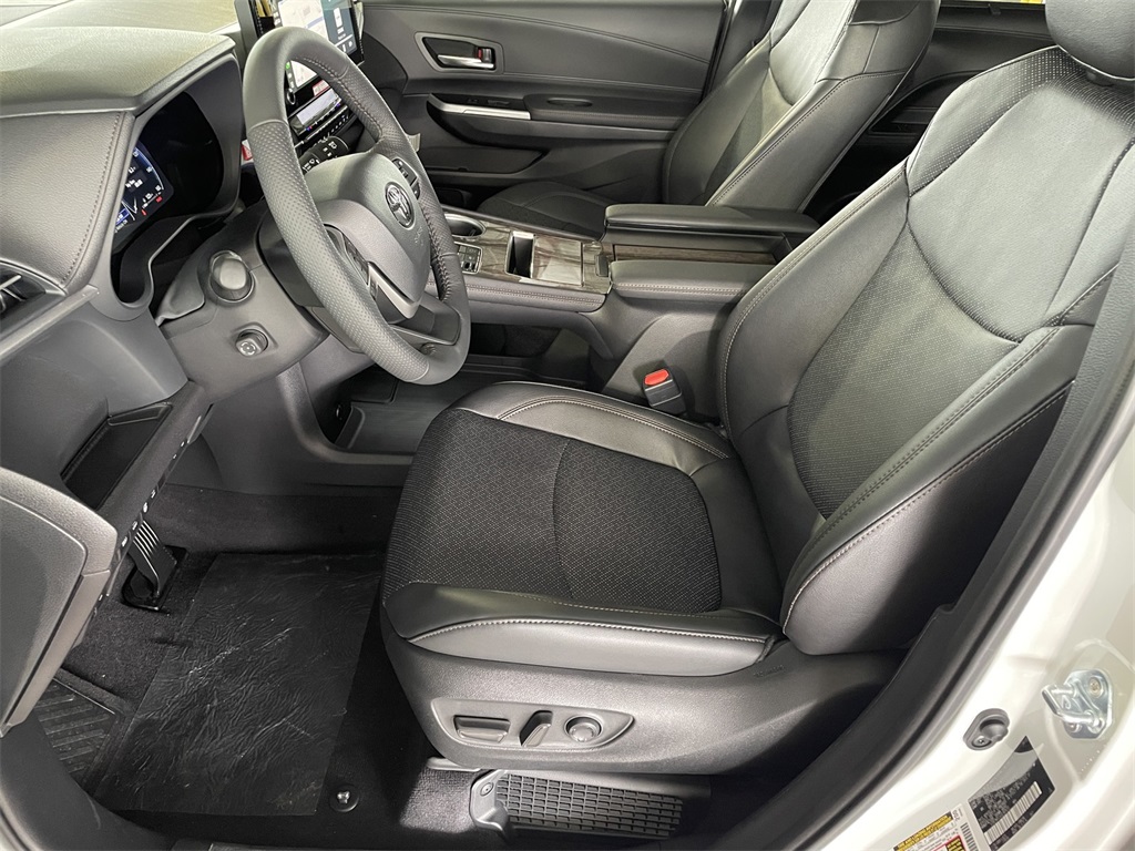 Vehicle image 9 of 39