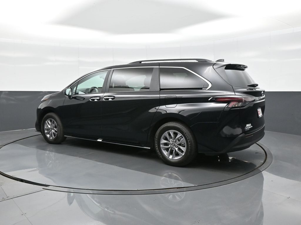 Vehicle image 7 of 39