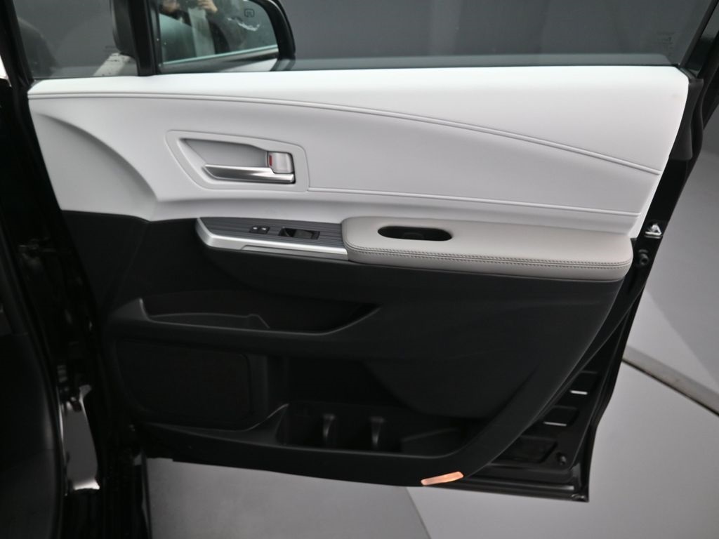 Vehicle image 37 of 39