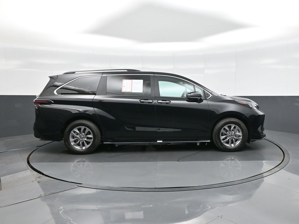 Vehicle image 4 of 39
