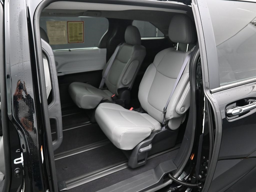 Vehicle image 28 of 39