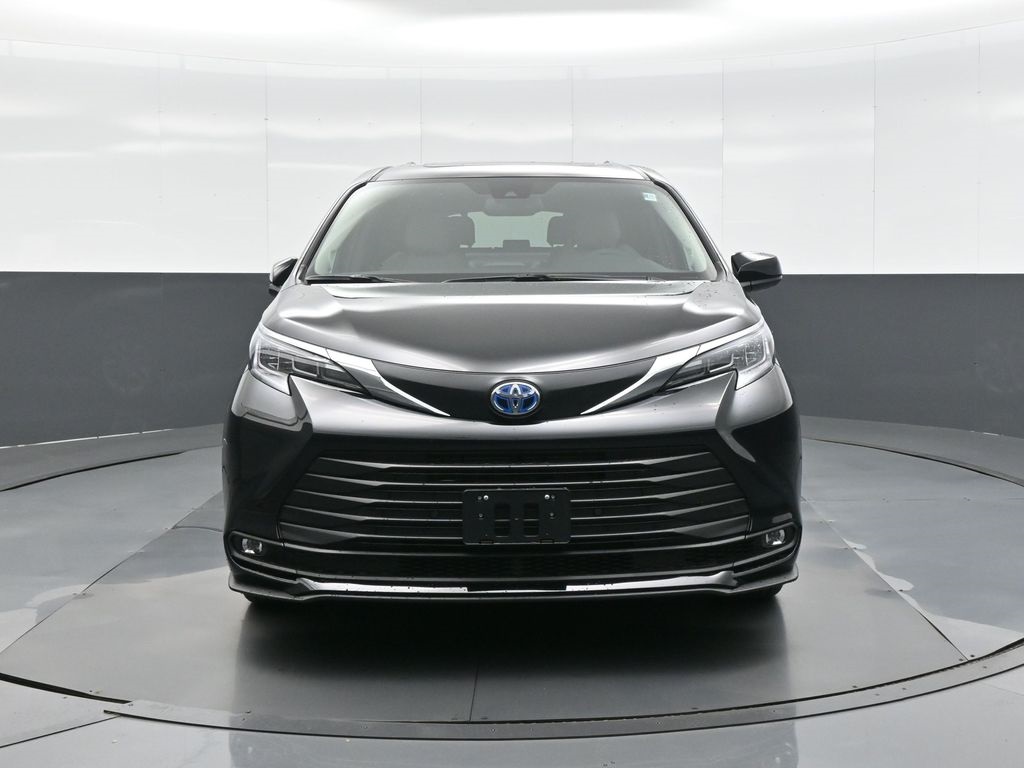 Vehicle image 2 of 39