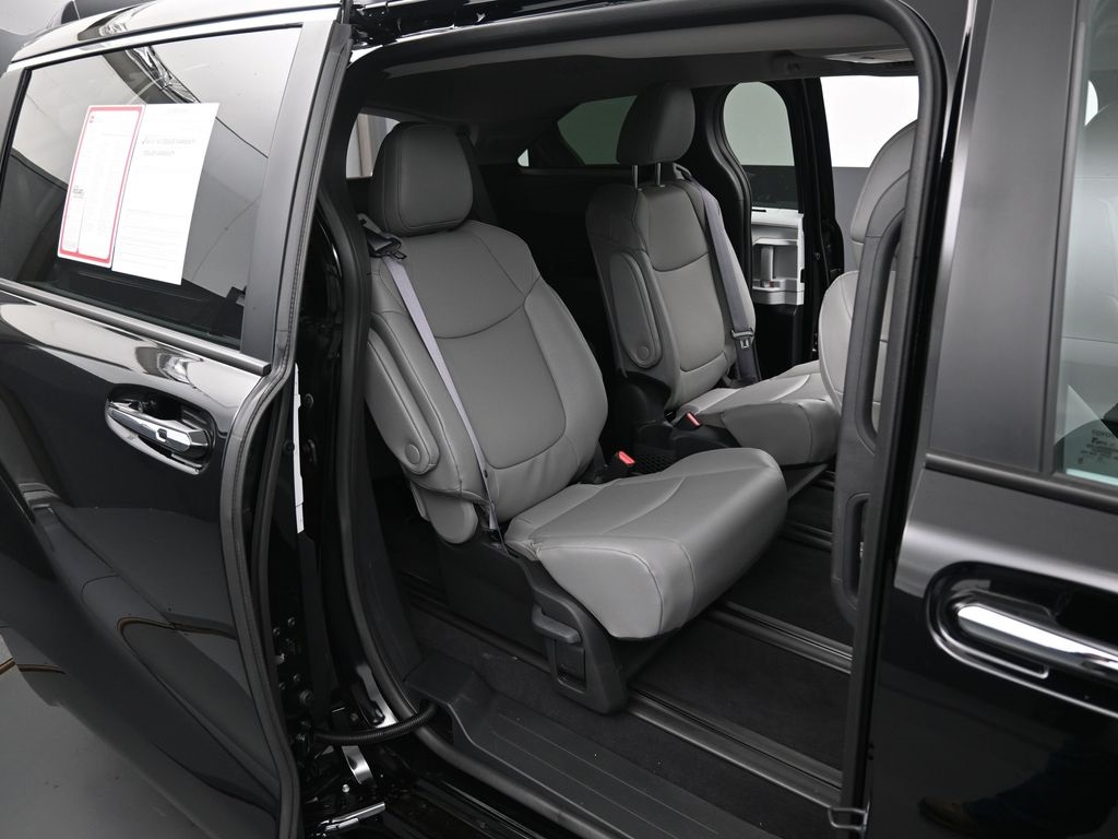 Vehicle image 32 of 39