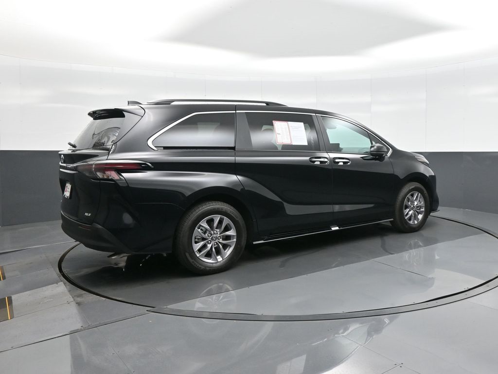 Vehicle image 5 of 39