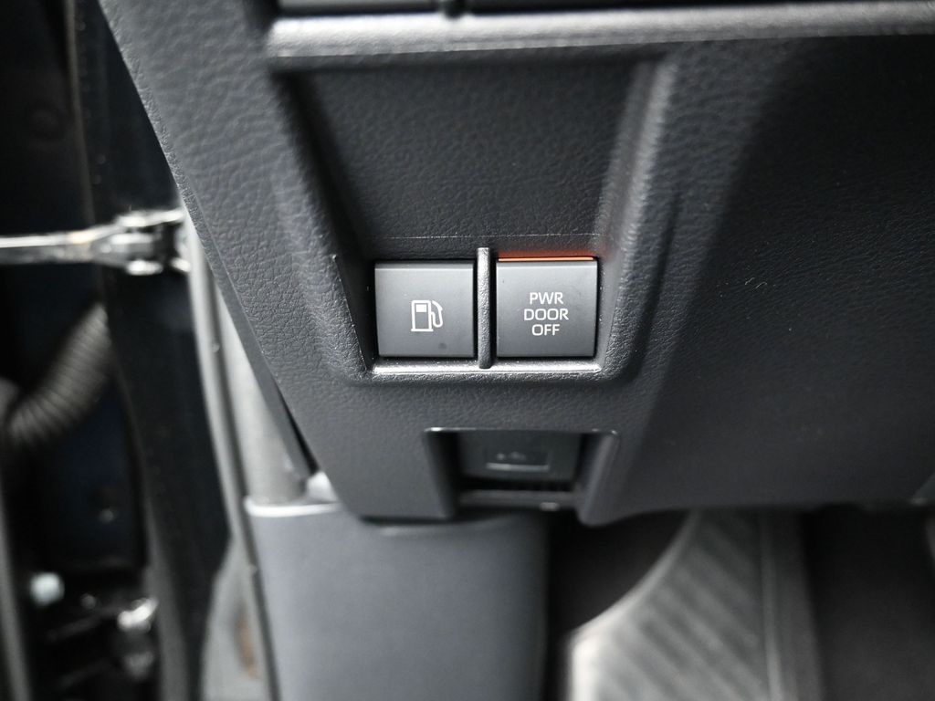 Vehicle image 14 of 39