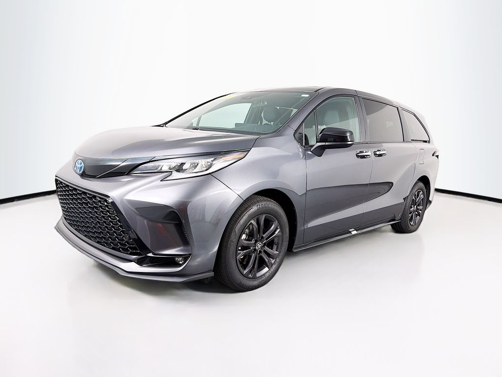 2025 Toyota Sienna XSE Image 1 of 39