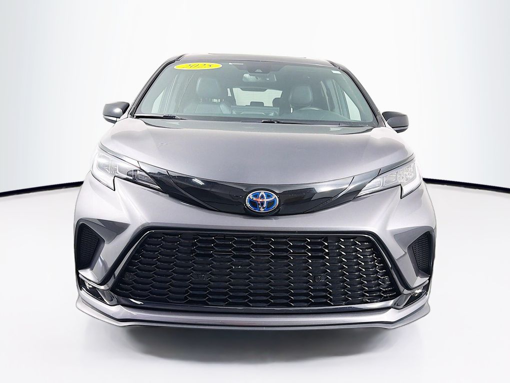 2025 Toyota Sienna XSE Image 2 of 39