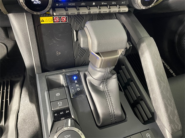 Vehicle image 14 of 28