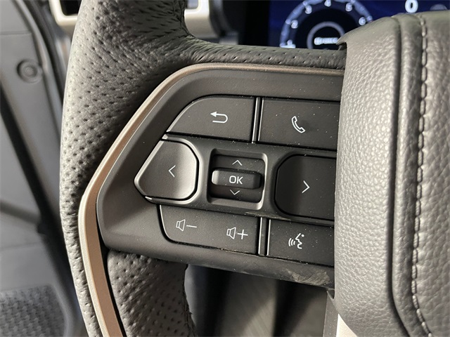 Vehicle image 17 of 28