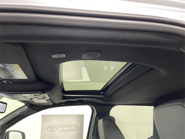 Vehicle image 21 of 28