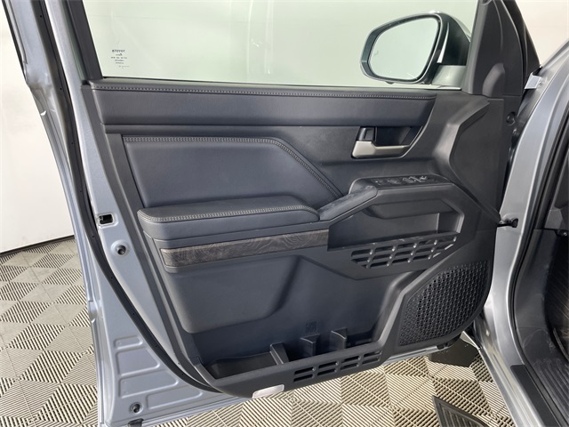 Vehicle image 22 of 28
