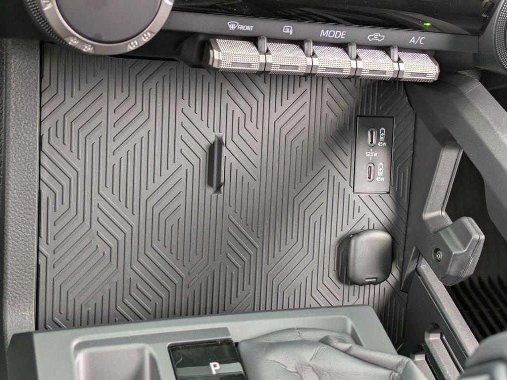 Vehicle image 24 of 32