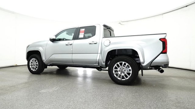 Vehicle image 25 of 33