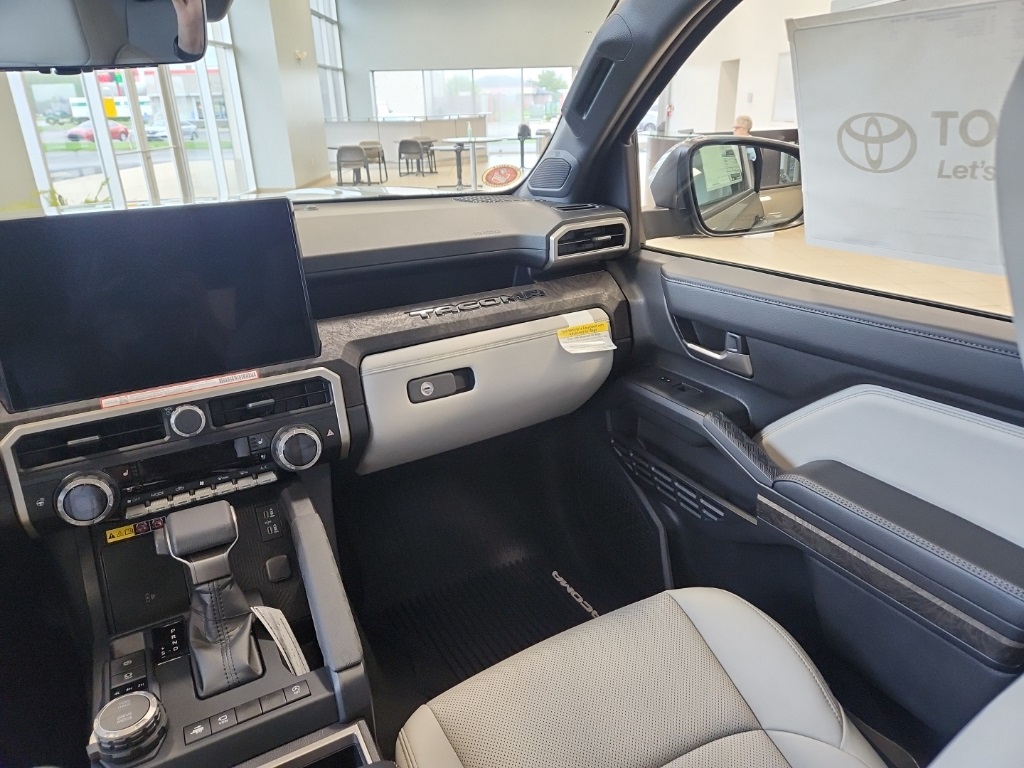 Vehicle image 17 of 27