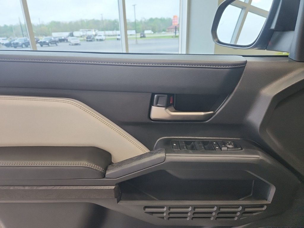 Vehicle image 10 of 27