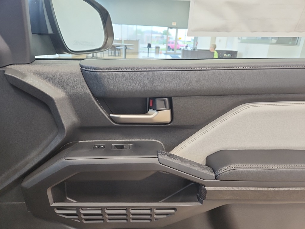 Vehicle image 18 of 27