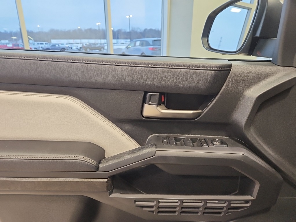 Vehicle image 10 of 29