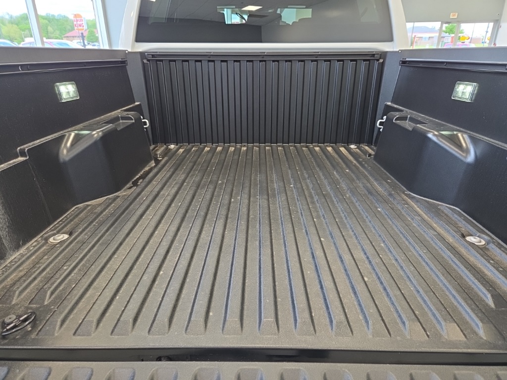 Vehicle image 14 of 28