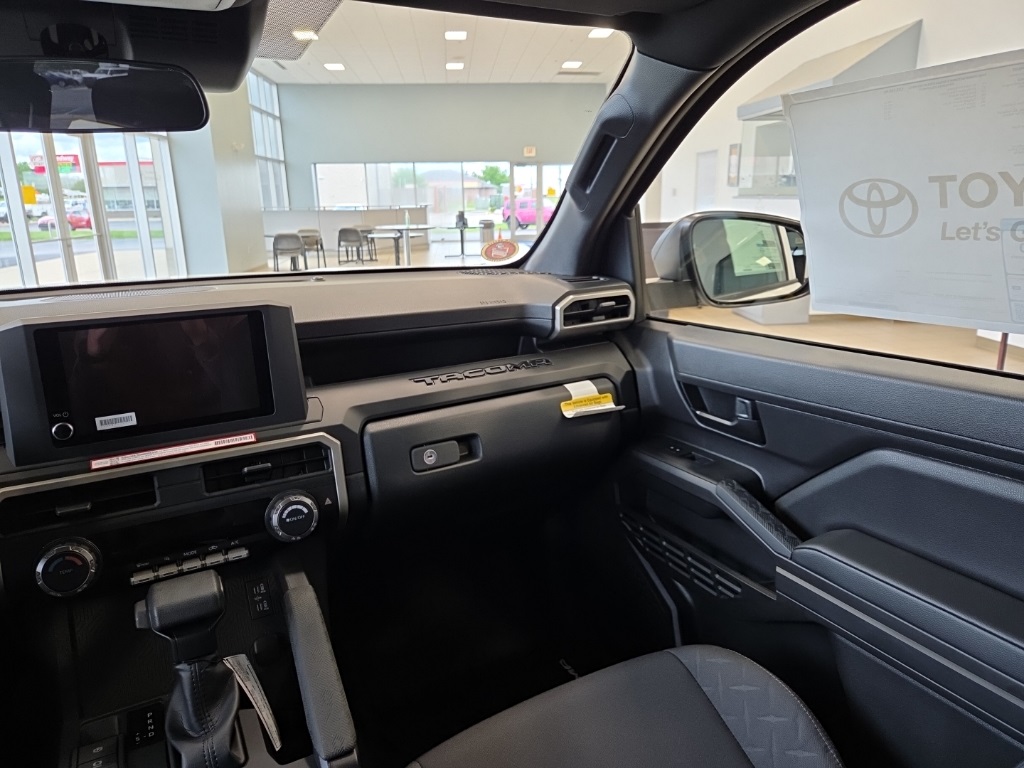 Vehicle image 17 of 28