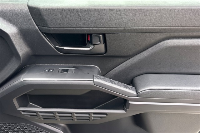Vehicle image 25 of 32