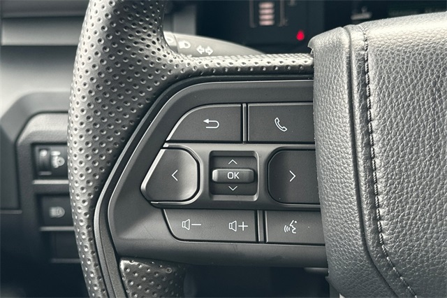 Vehicle image 26 of 32