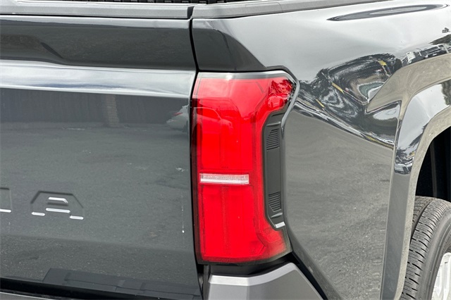 Vehicle image 28 of 32