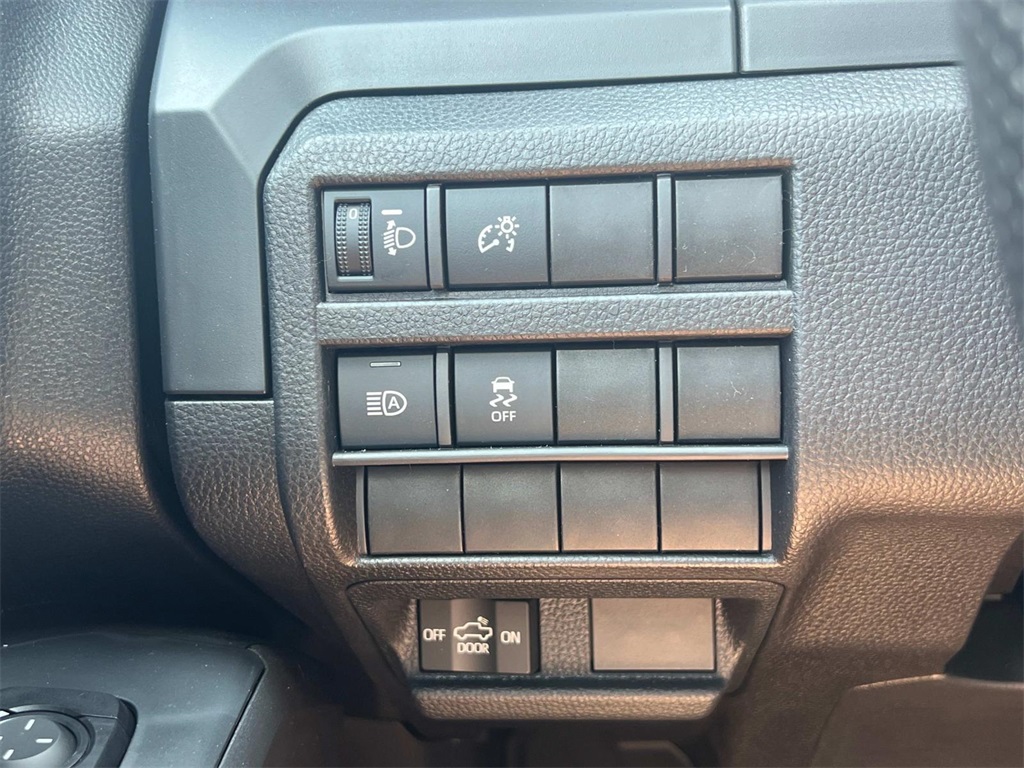Vehicle image 28 of 30