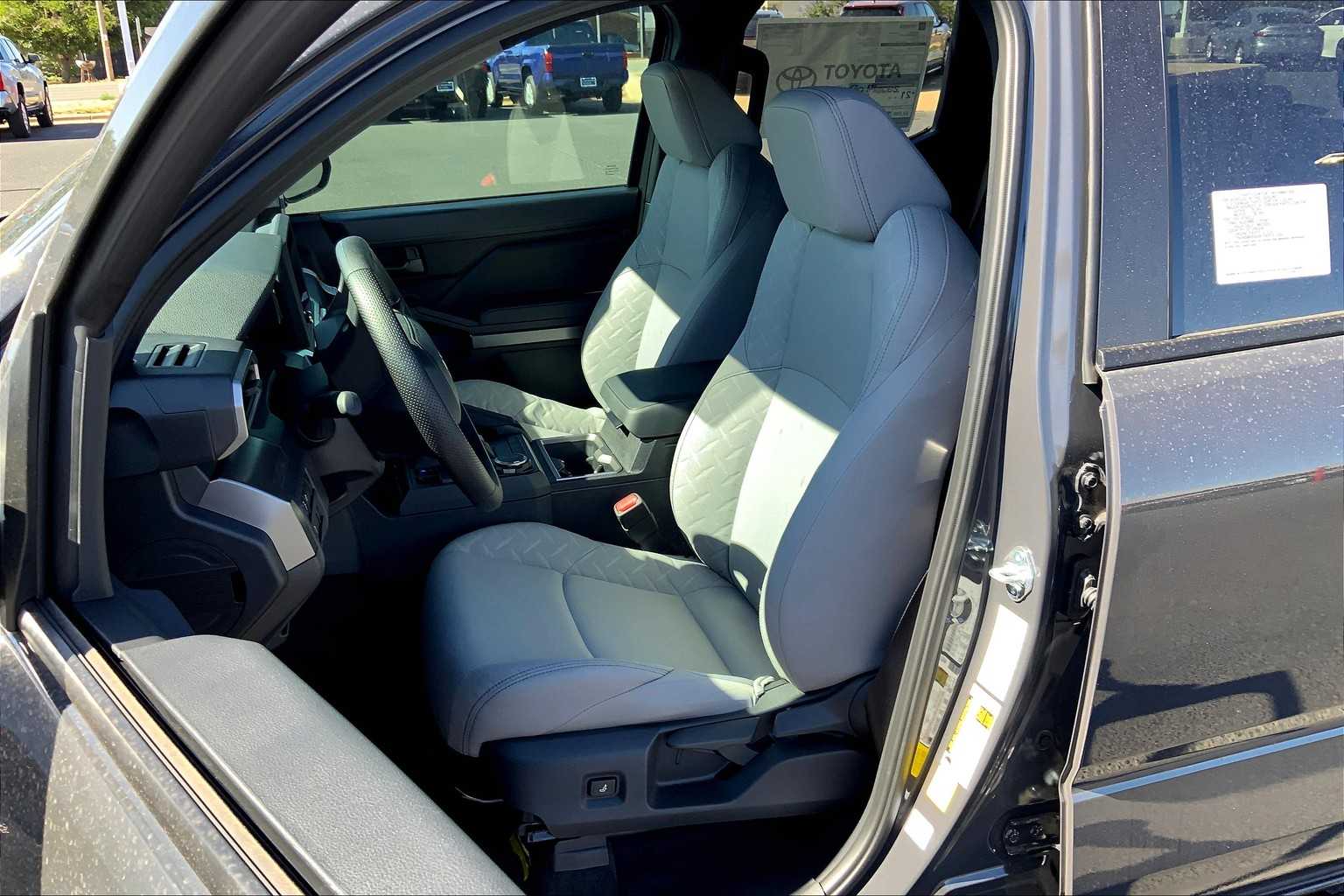 Vehicle image 10 of 20