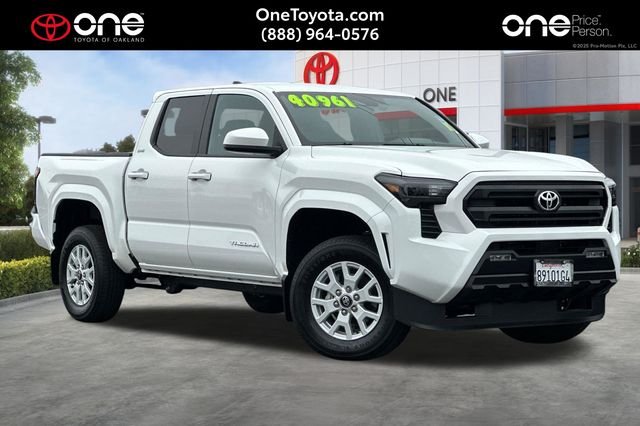 2025 Toyota Tacoma SR5 Image 3 of 31