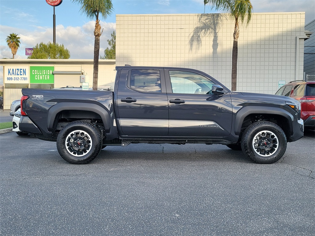 2025 Toyota Tacoma 4WD Image 4 of 34