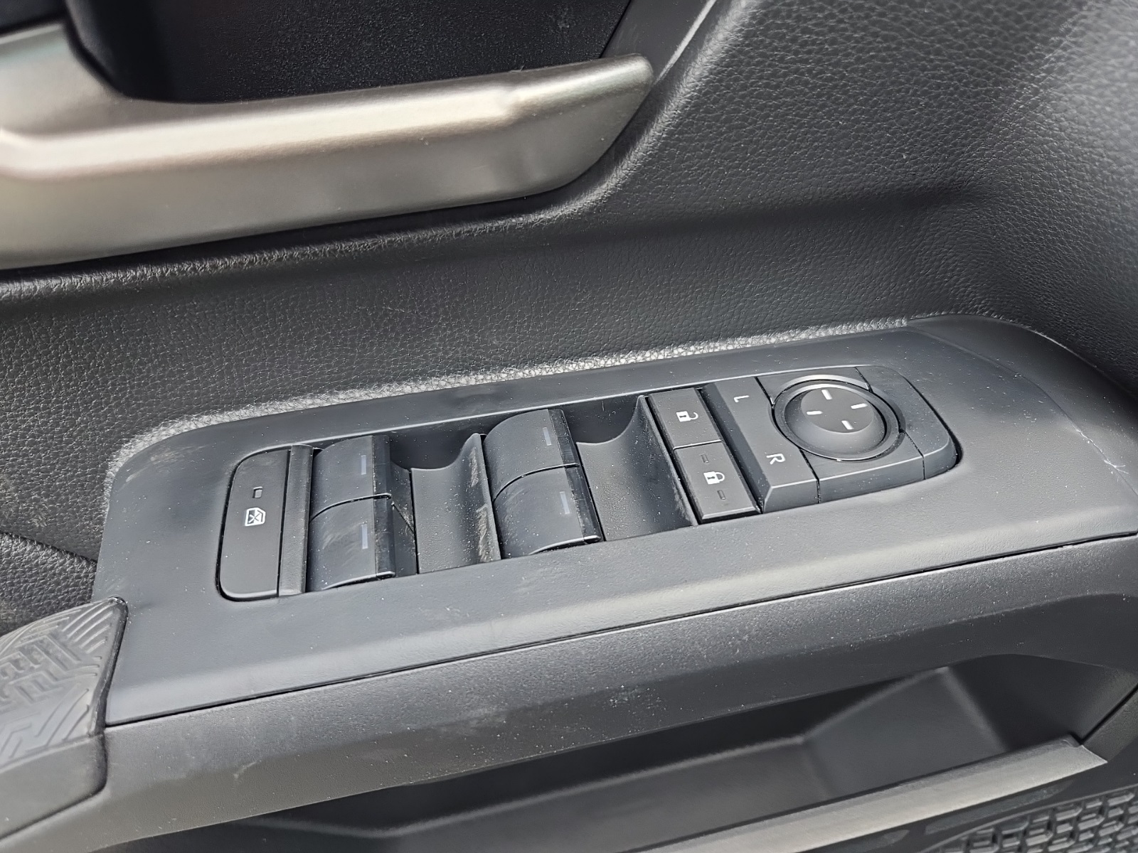 Vehicle image 32 of 53