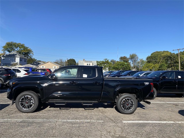 2025 Toyota Tacoma TRD Sport Image 2 of 15