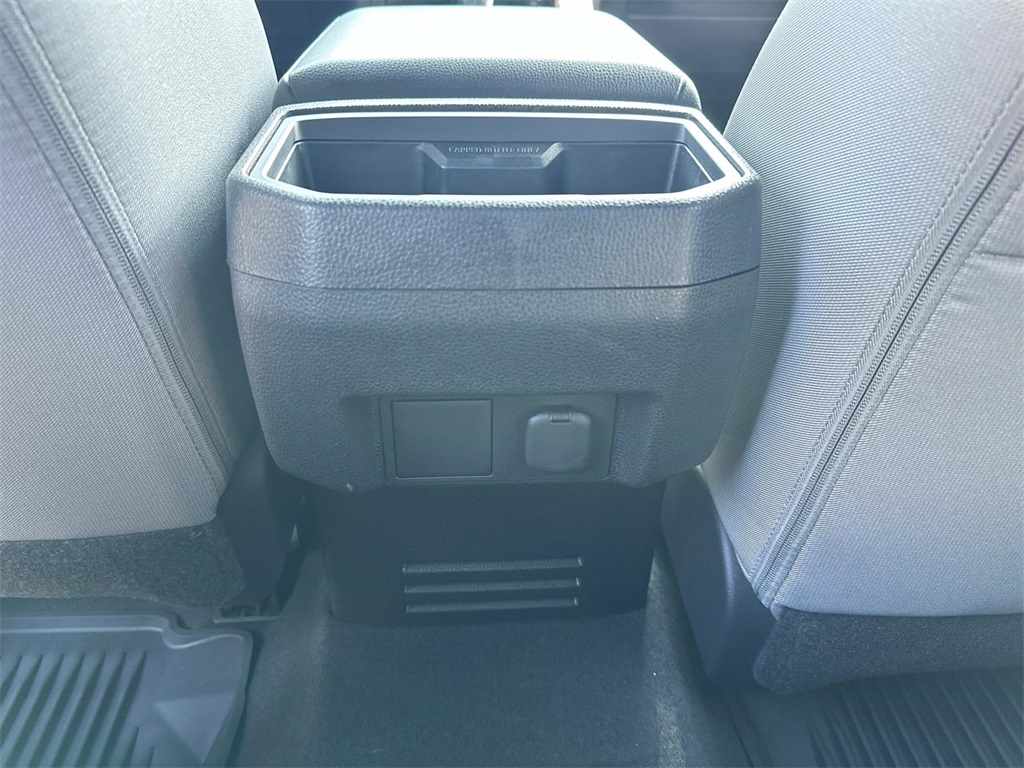 Vehicle image 27 of 32