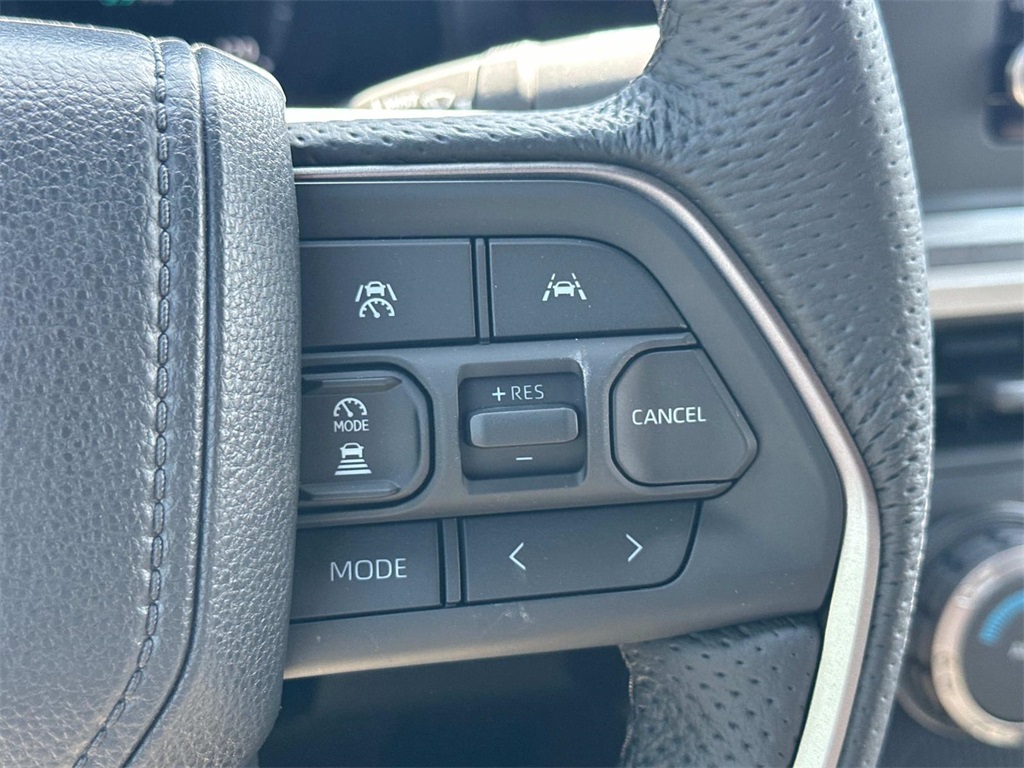 Vehicle image 23 of 32