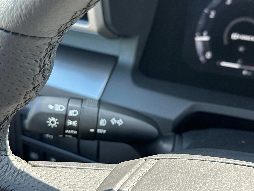 Vehicle image 25 of 32