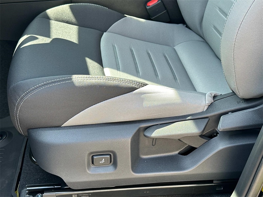 Vehicle image 28 of 32