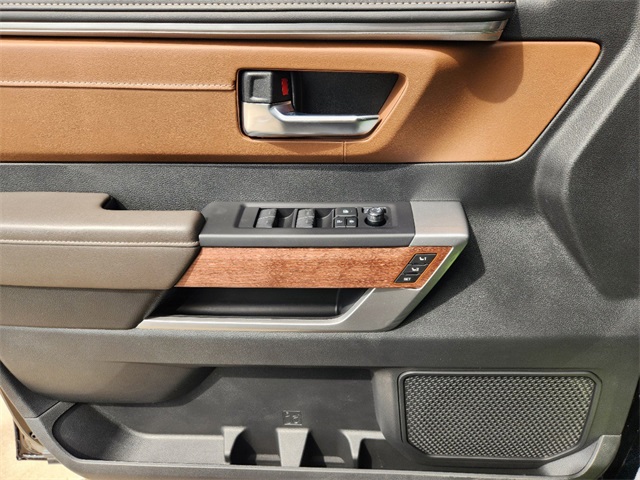 Vehicle image 17 of 23