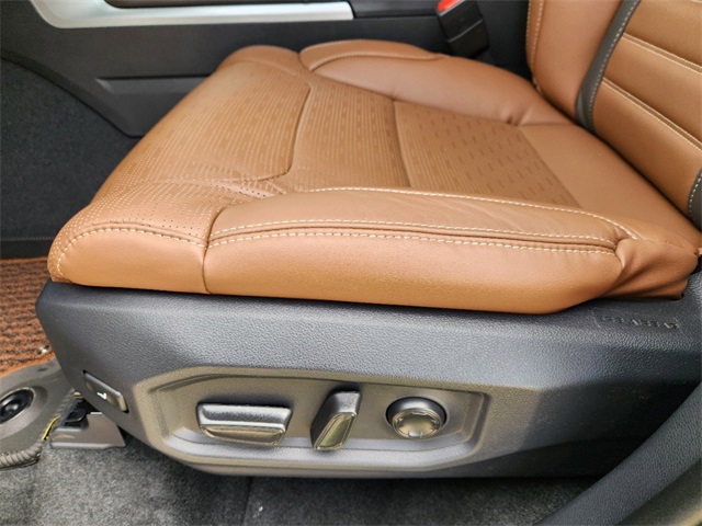 Vehicle image 18 of 23