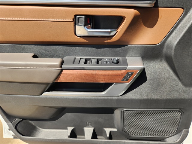 Vehicle image 16 of 22