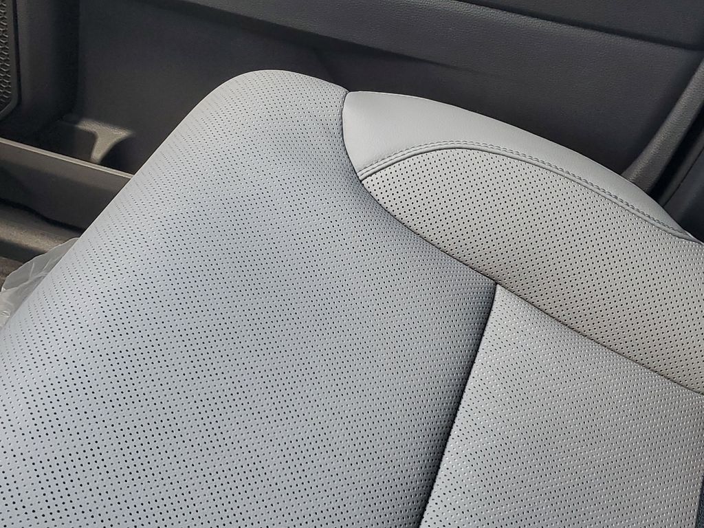 2025 Toyota Tundra Limited Image 26 of 32