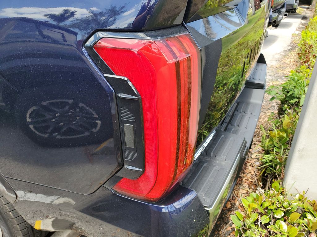 2025 Toyota Tundra Limited Image 14 of 32